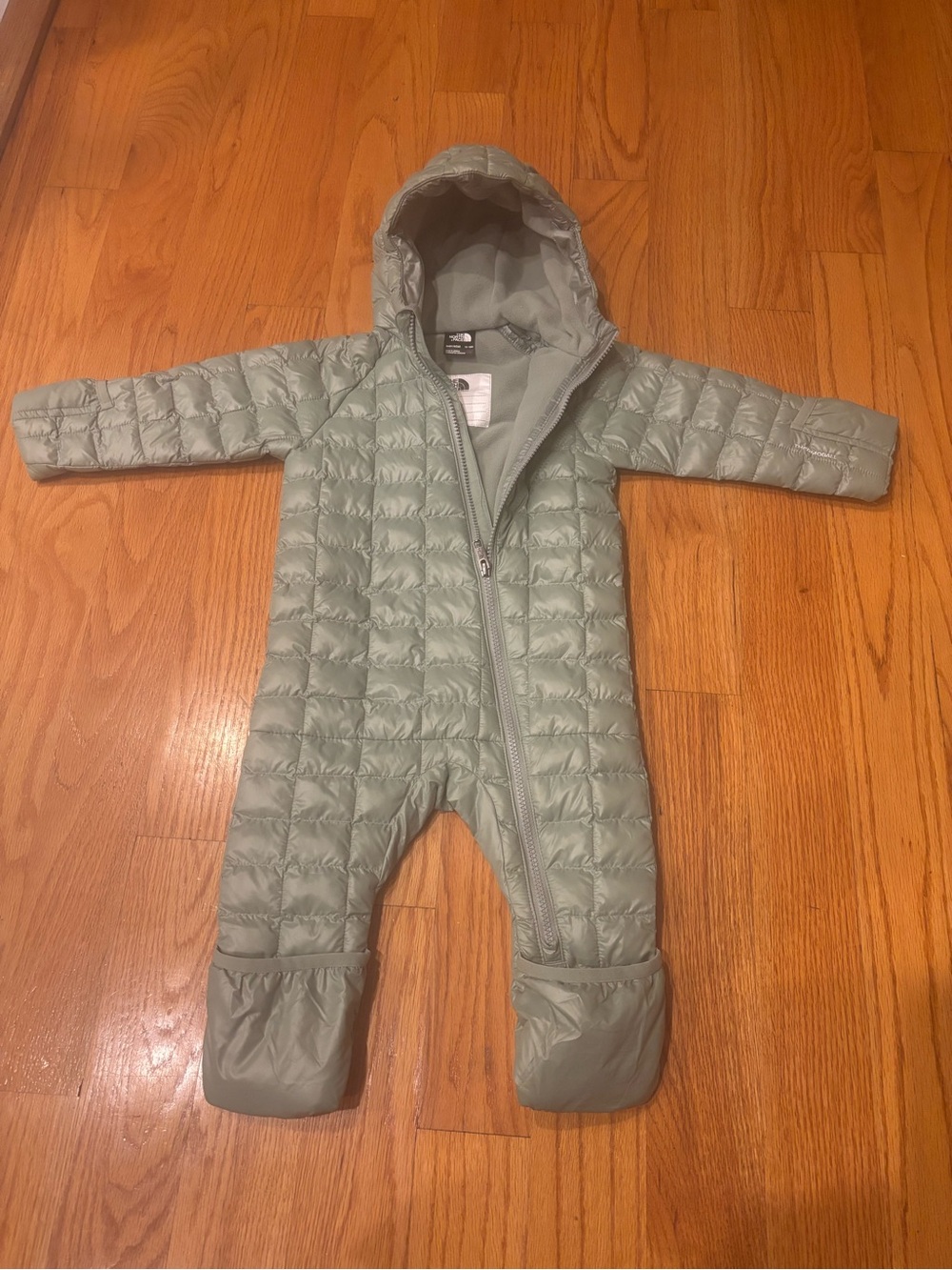 Amazing condition! The North Face ThermoBall Snowsuit in Green, 12-18 months